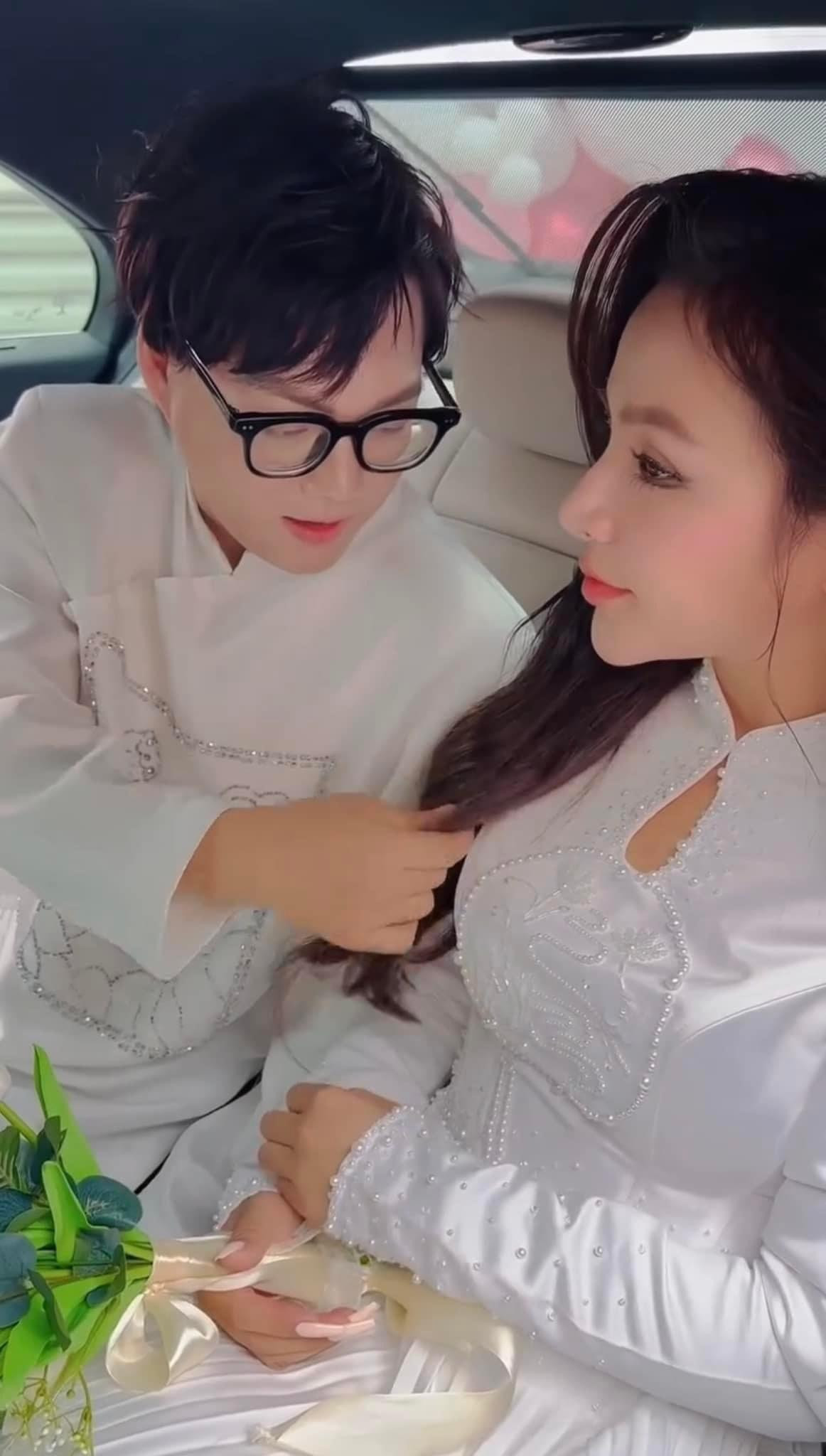 Đến cả những người bạn thân thiết như Long Chun cũng bất ngờ: "Cách đây 2 ngày, Phạm Thoại nhắn cho tôi một tin nhắn kinh hoàng, như sét đánh ngang tai. Thoại nhắn tin cho tôi, nói cưới trong 2 ngày là ngày 28 và 29/3. Tôi cứ thấy nó sai sai, nên mới hỏi lại rằng sao mời gấp thế".