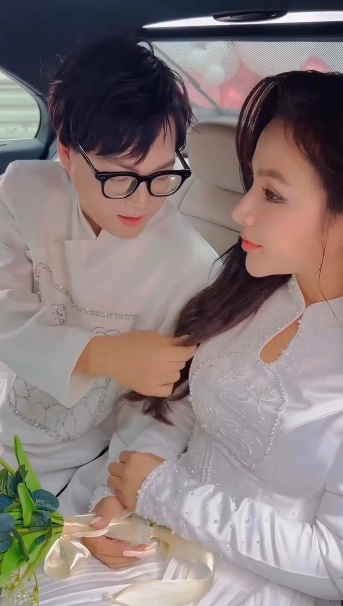 Đến cả những người bạn thân thiết như Long Chun cũng bất ngờ: "Cách đây 2 ngày, Phạm Thoại nhắn cho tôi một tin nhắn kinh hoàng, như sét đánh ngang tai. Thoại nhắn tin cho tôi, nói cưới trong 2 ngày là ngày 28 và 29/3. Tôi cứ thấy nó sai sai, nên mới hỏi lại rằng sao mời gấp thế".