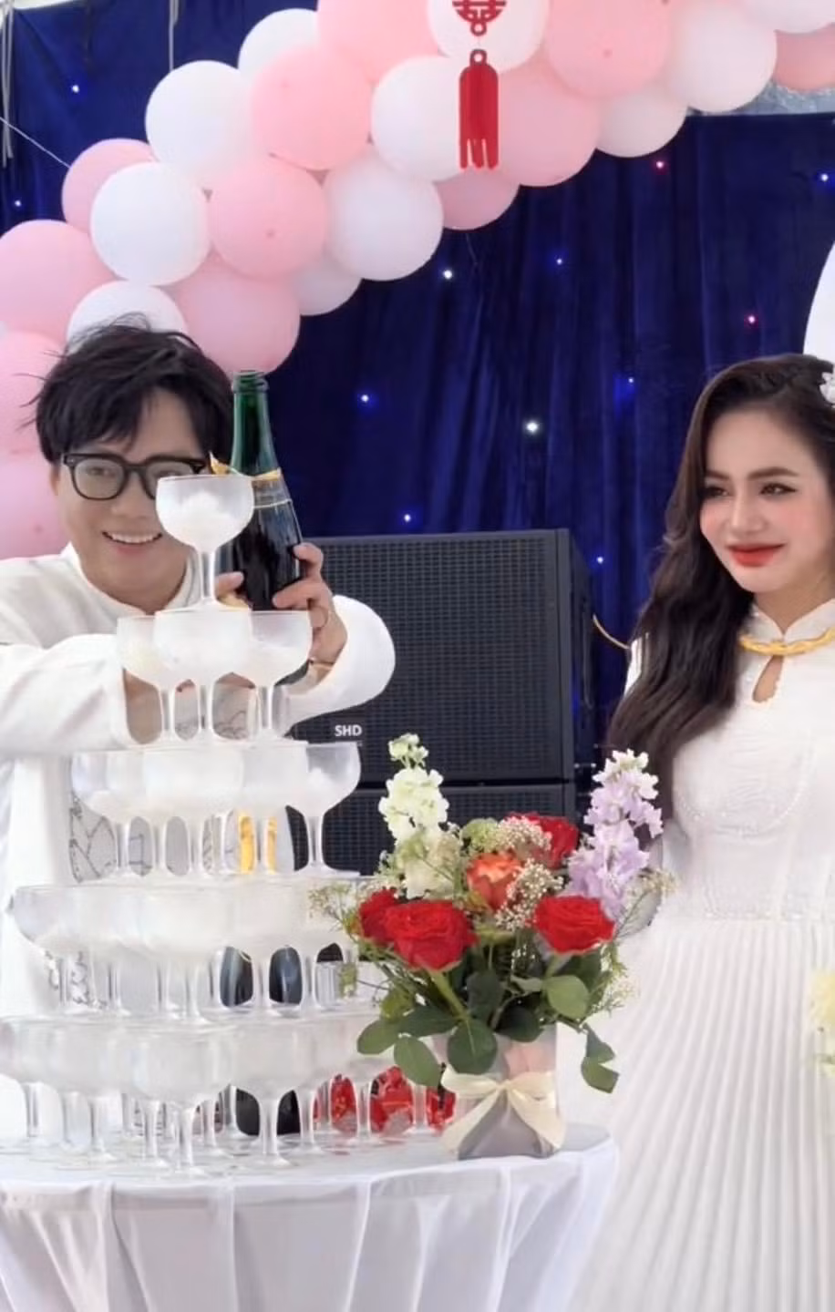 Hình ảnh Phạm Thoại cùng nàng thực hiện nghi thức rót rượu trong đám cưới.