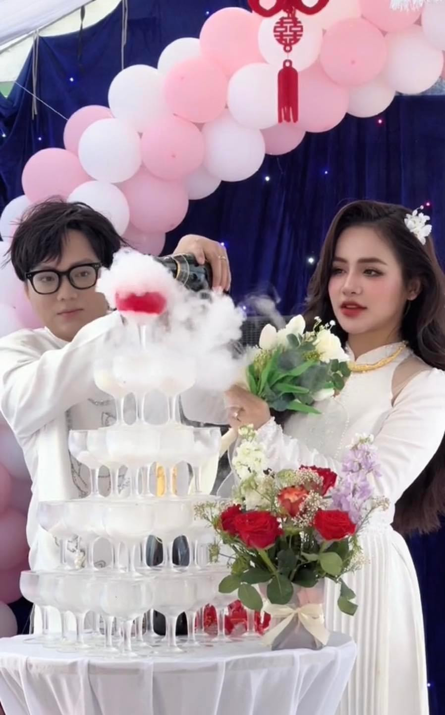 Hơn thế nữa, Phạm Thoại còn là cái tên hot trong ngành livestream bán hàng khi hút hàng trăm nghìn lượt xem cùng gu thời trang độc đáo, ấn tượng.