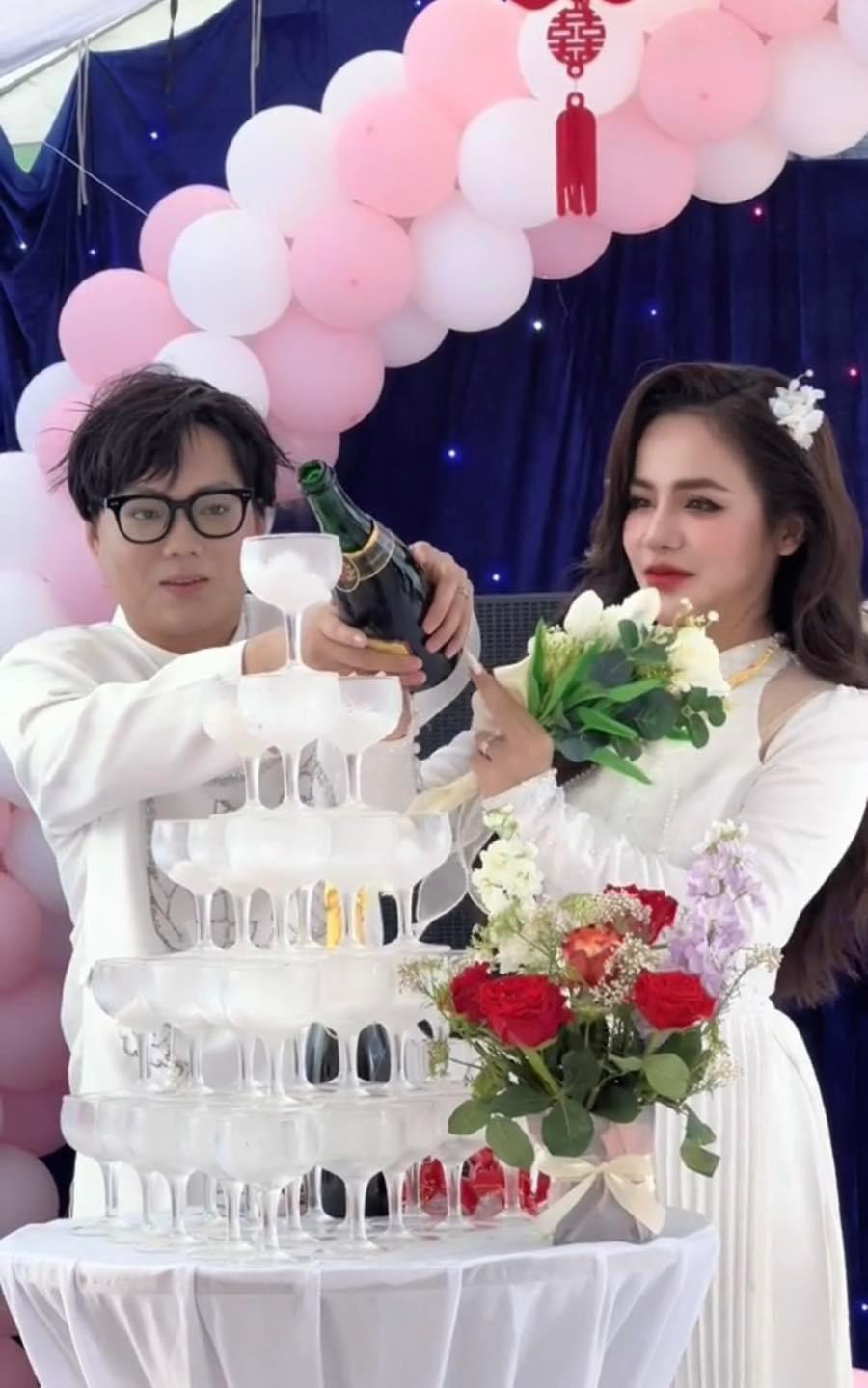 Nhiều người đã vào chúc mừng cho hạnh phúc của anh chàng.