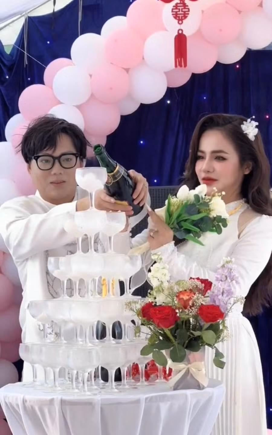 Nhiều người đã vào chúc mừng cho hạnh phúc của anh chàng.