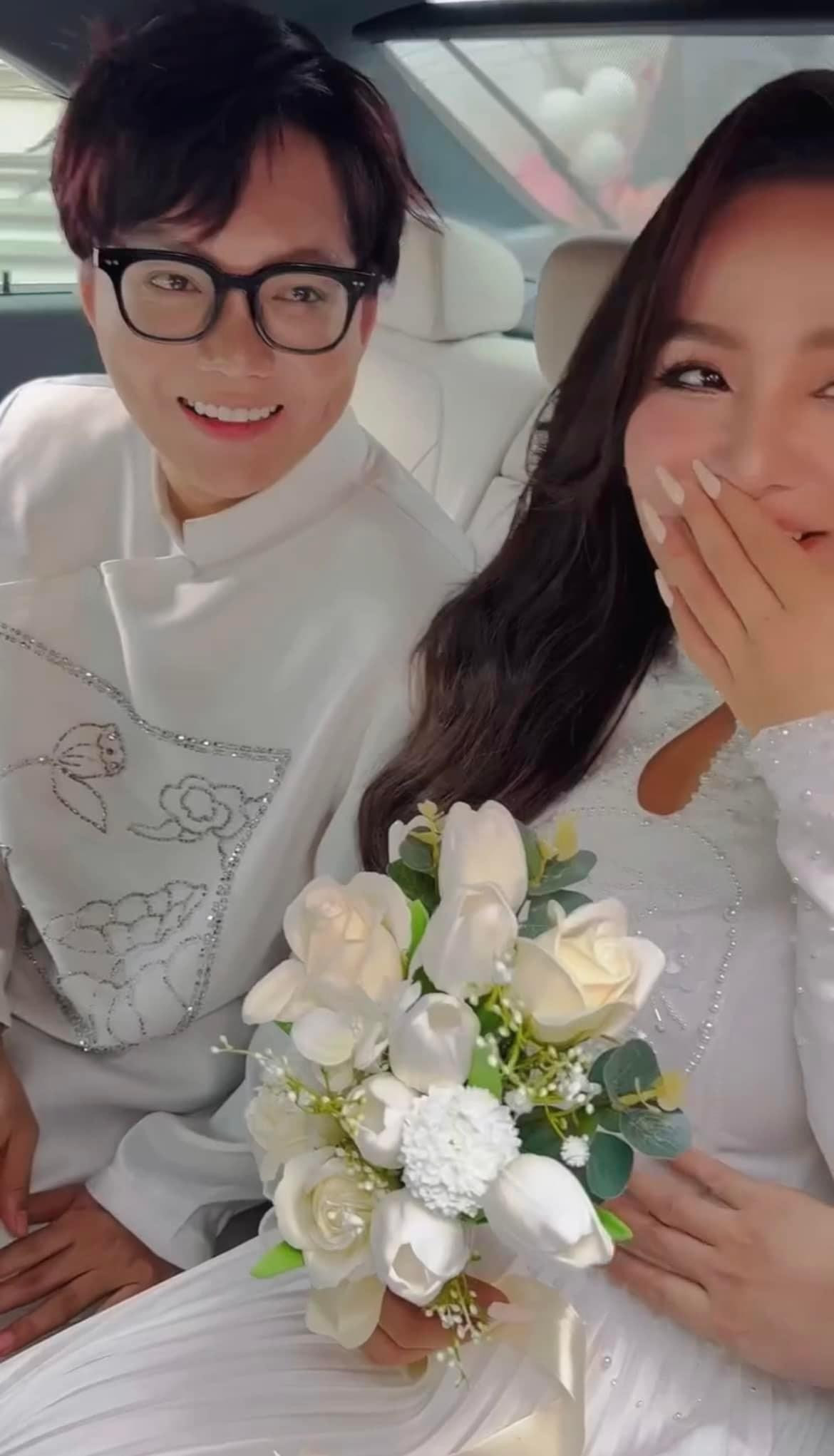 Trong 1 đoạn clip được đăng tải, Phạm Thoại dịu dàng chăm sóc cô dâu của mình.