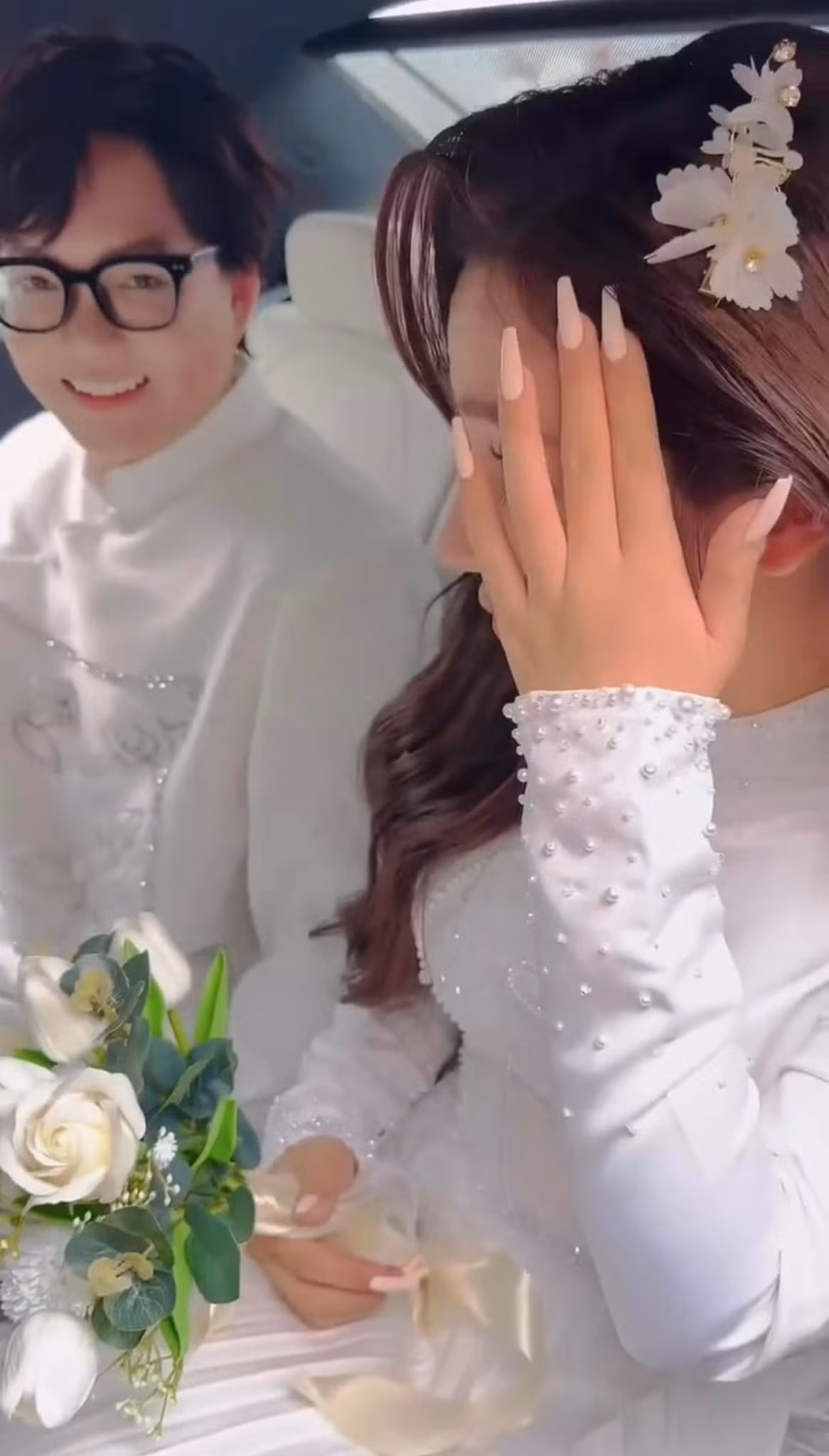 Ngày hôm qua, khi bất ngờ được Phạm Thoại hé lộ sắp làm đám cưới, gửi thiệp mời sớm, Tun Phạm cho biết bản thân "sốc" và phải làm video đăng đàn, chờ cộng đồng mạng sống tại địa phương quê Phạm Thoại vào xác nhận.