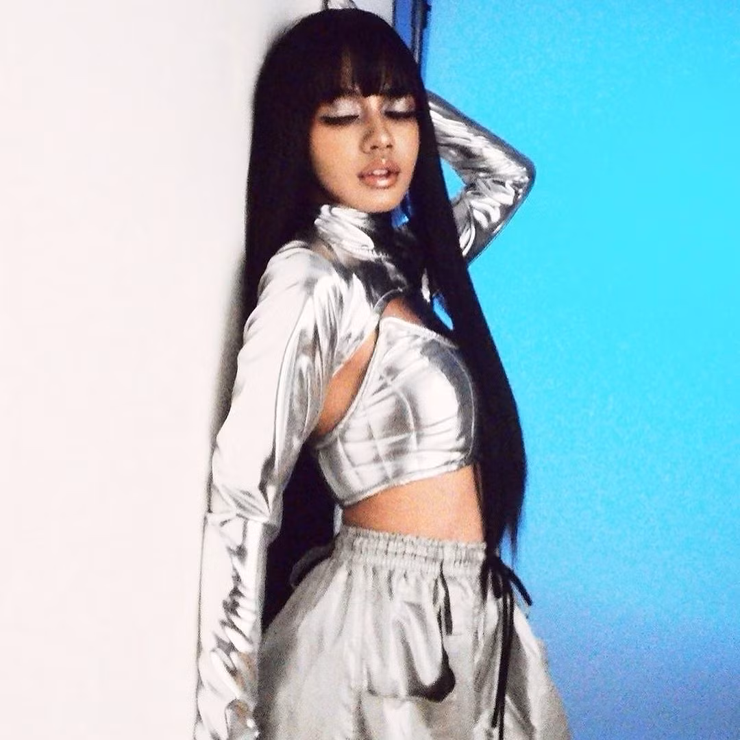 Sau khi trang điểm, ngoại hình của Yeehwa có thể nói là một 9 một 10 với nữ ca sĩ Lisa. Nếu không để ý kĩ rất nhiều người dễ dàng nhận nhầm.