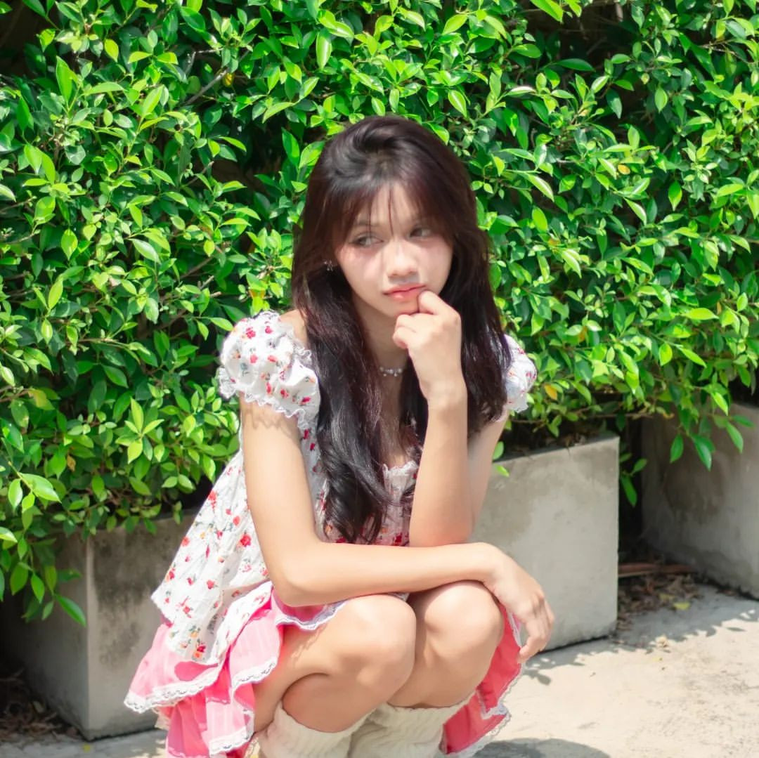 Cô nàng ngoài đời theo đuổi phong cách nhẹ nhàng, nữ tính.