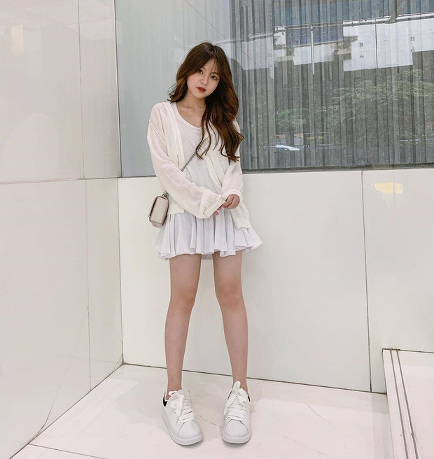 Ngoài ngoại hình nổi bật, bạn gái tin đồn mới Quang Hải còn thu hút sự chú ý từ cư dân mạng bởi phong cách thời trang trẻ trung, hiện đại và khả năng "hack dáng" tài tình.