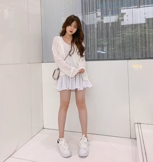 Ngoài ngoại hình nổi bật, bạn gái tin đồn mới Quang Hải còn thu hút sự chú ý từ cư dân mạng bởi phong cách thời trang trẻ trung, hiện đại và khả năng "hack dáng" tài tình.