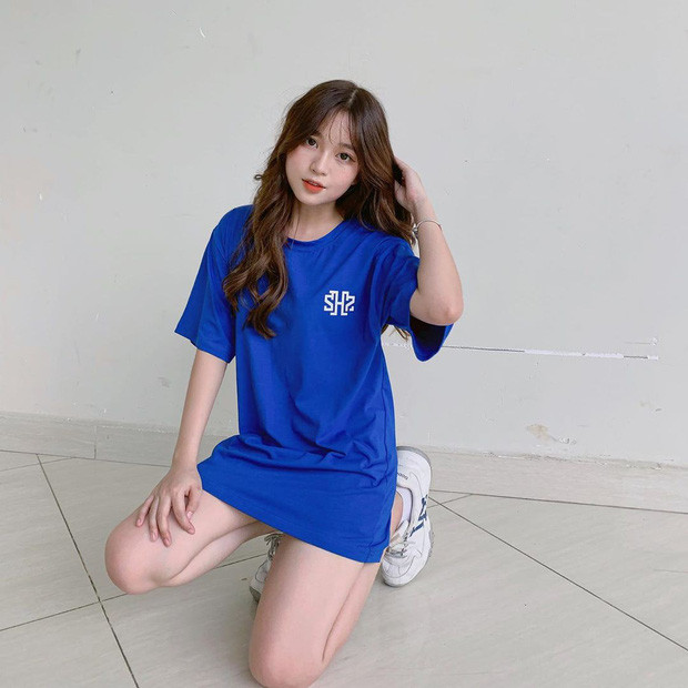 Không cần dùng đến app kéo chân, bạn gái tin đồn cầu thủ Quang Hải vẫn biết cách "hack" chiều cao siêu đỉnh.