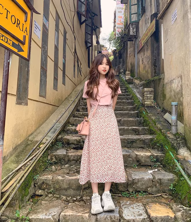 Bên cạnh đó, Thanh Thuỷ thường nhờ bạn bè canh rất chuẩn góc chụp sao cho chiều dài cơ thể được thể hiện tối đa.