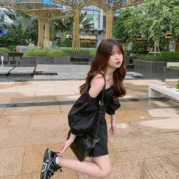 Để "ăn gian" tối đa chiều dài đôi chân, Thanh Thuỷ thường diện những chiếc váy ngắn có dáng hơi ôm sát vào người để khoe trọn thân hình thon gọn.