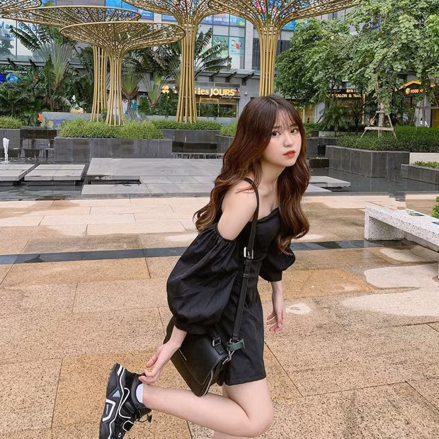 Để "ăn gian" tối đa chiều dài đôi chân, Thanh Thuỷ thường diện những chiếc váy ngắn có dáng hơi ôm sát vào người để khoe trọn thân hình thon gọn.