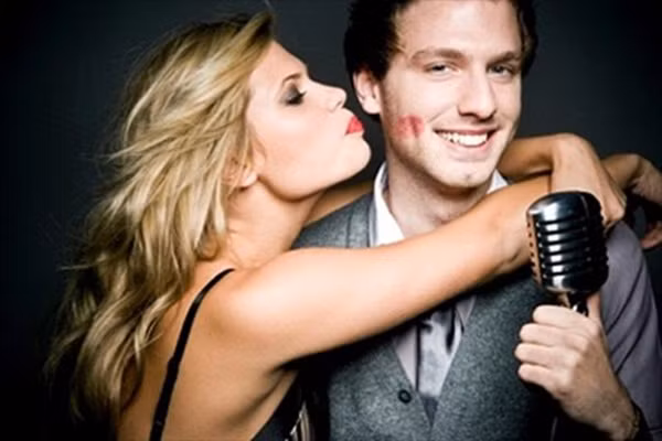 Chủ động = thành công: Trong trường hợp bạn phát đi tín hiệu đến mệt mỏi mà người kia vẫn phớt lờ hay không hề nhận ra thì “nhất cự ly nhì tốc độ”, đã đến lúc bạn phải tăng tốc rồi. Sách lược cầm cưa là điều cần thiết, nếu trong trường hợp nhan sắc của bạn không đủ để quyến rũ chàng thì hãy tham gia ngay một khóa học làm bánh, nấu ăn, khiêu vũ,… và tận dụng mọi cơ hội để tiếp cận chàng.