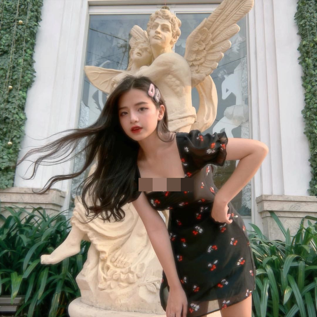 Biết được lợi thế ngoại hình của mình, Ngọc Quỳnh chăm chỉ nhận hợp đồng quảng cáo từ sớm.