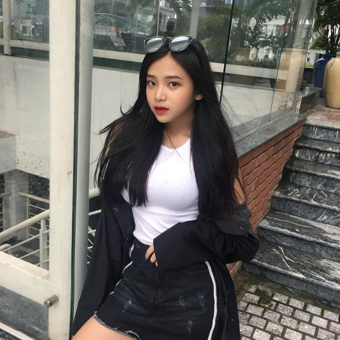Tài khoản M.H dành lời khen ngợi cho hot girl Sài Gòn: "Đúng là con gái nhà người ta, 18 tuổi vừa xinh vừa sexy, lại còn kiếm được tiền".