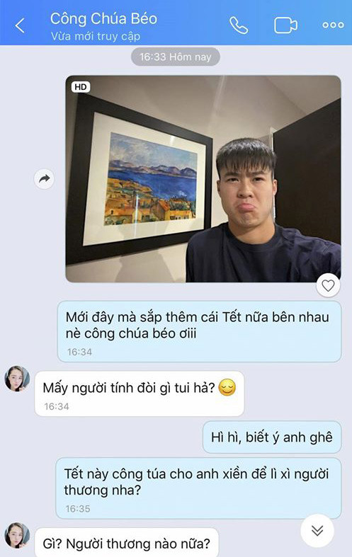 Chưa chính thức làm đám cưới, về chung một nhà thế nhưng vợ Duy Mạnh đã thắt chặt quản lý tài chính, quản lý chồng. Nam cầu thủ mở đầu câu chuyện vô cùng đáng yêu bằng cách gửi hình ảnh mặt phụng phịu như trẻ con rồi bắt đầu vòi vĩnh xinh tiền lì xì.