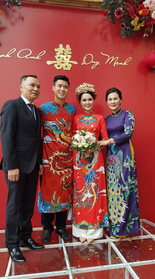 Sau hơn 3 năm yêu nhau, Duy Mạnh và Quỳnh Anh đã tổ chức đám hỏi vào ngày 15/1 vừa qua. Ngày trọng đại của cả hai thu hút sự quan tâm đặc biệt của truyền thông và hiện tại, có thể nói đây là cặp đôi cầu thủ - WAG được người hâm mộ quan tâm, yêu mến nhất.
