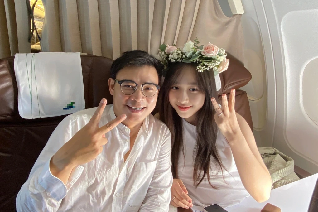 Người đẹp Hà thành bất ngờ thông báo kết hôn với doanh nhân hơn 16 tuổi tên Hùng Đinh. Màn cầu hôn trên máy bay của cặp đôi từng "gây bão" mạng bởi sự lãng mạn, ngọt ngào và chịu chi. Nhiều netizen đã phải thốt lên rằng "Đúng là mây tầng nào thì gặp gió tầng đó".