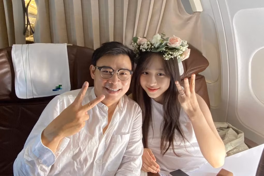 Người đẹp Hà thành bất ngờ thông báo kết hôn với doanh nhân hơn 16 tuổi tên Hùng Đinh. Màn cầu hôn trên máy bay của cặp đôi từng "gây bão" mạng bởi sự lãng mạn, ngọt ngào và chịu chi. Nhiều netizen đã phải thốt lên rằng "Đúng là mây tầng nào thì gặp gió tầng đó".