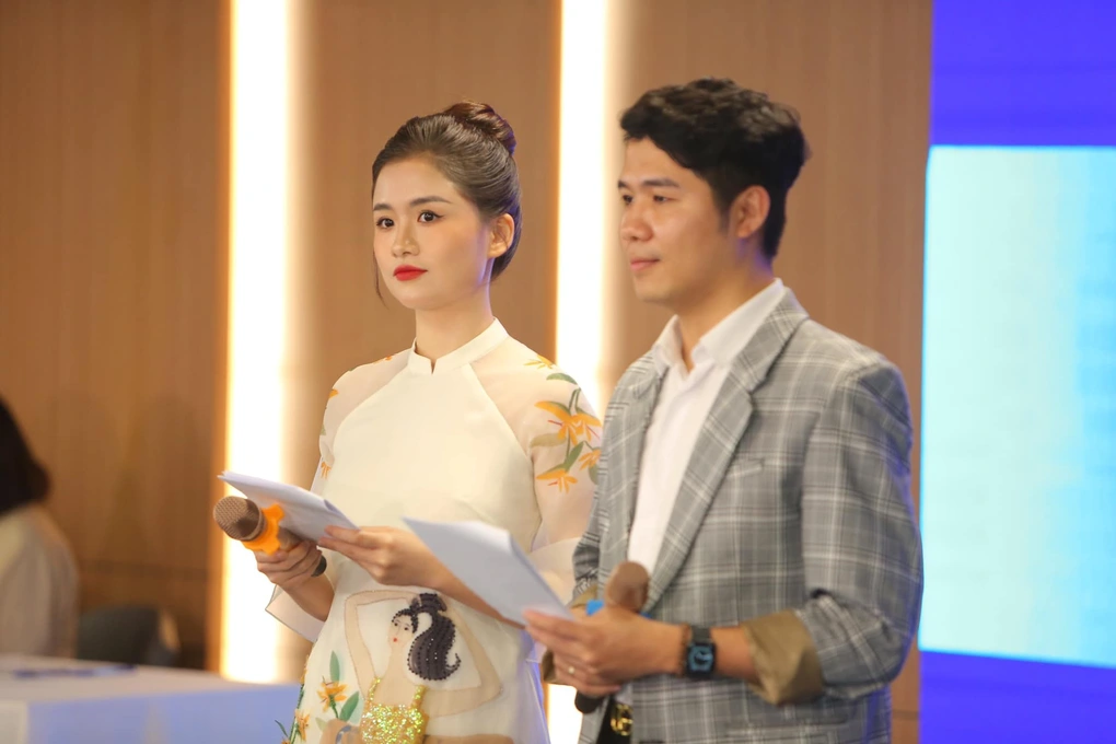 Nữ MC sinh năm 1995 có phong cách thời trang trưởng thành, hiện đại.