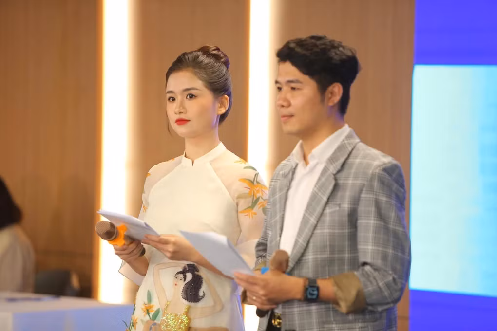 Nữ MC sinh năm 1995 có phong cách thời trang trưởng thành, hiện đại.