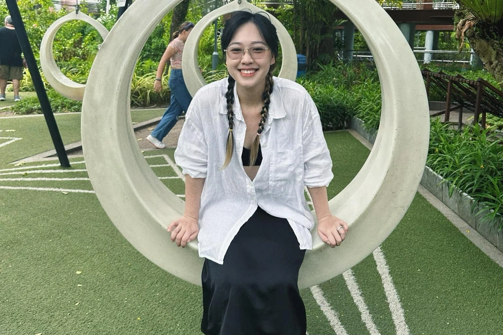 Không chỉ sở hữu gương mặt xinh đẹp, cô nàng còn có khả năng thông thạo nhiều ngoại ngữ như tiếng Anh, Pháp, Trung, Hàn.