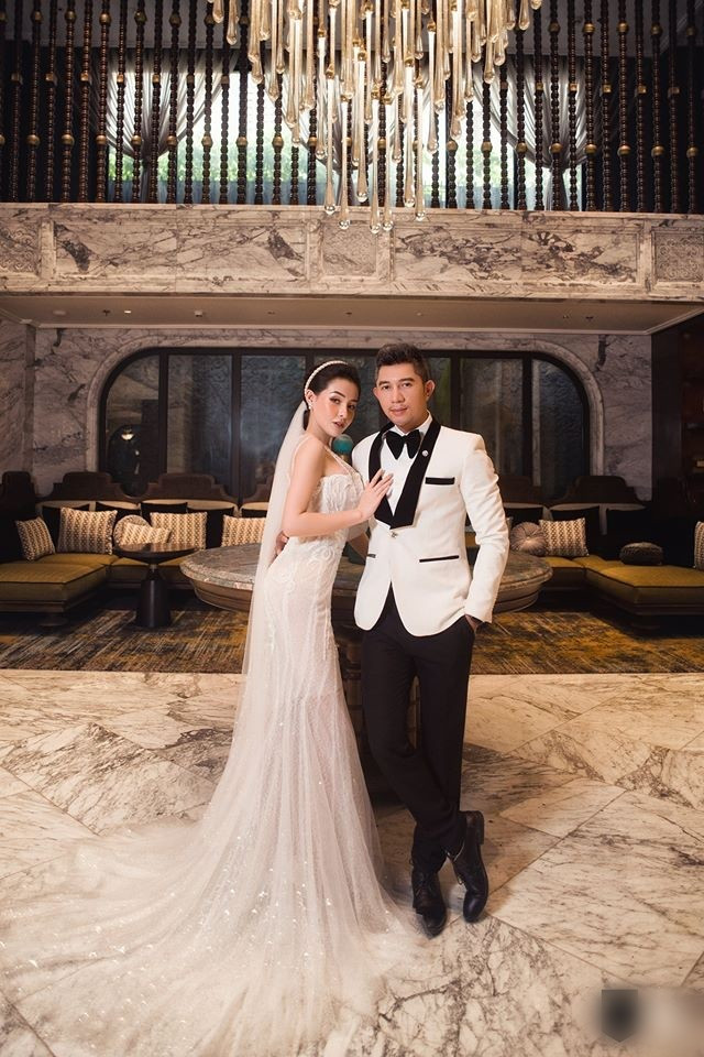 Dù nổi tiếng chỉ bằng thị phi và lùm xùm tranh cãi, thế nhưng Ngân 98 và Lương Bằng Quang luôn đồng hành cùng nhau cho dù không ít lần tuyên bố chia tay. Mời quý độc giả đón xem thêm video “Hot girl thị phi” trở thành tỷ phú trẻ nhất thế giới - Nguồn: KÊNH VTC14