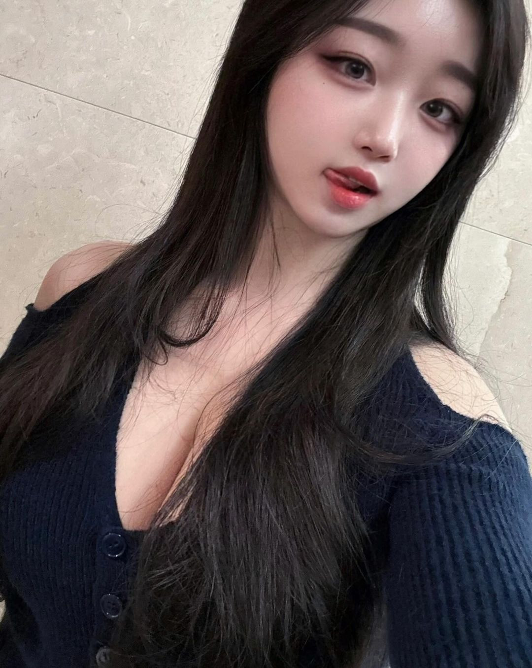 Nhiều người cho rằng cô đã lạm dụng photoshop để chỉnh sửa hình ảnh nhằm đăng lên câu tương tác