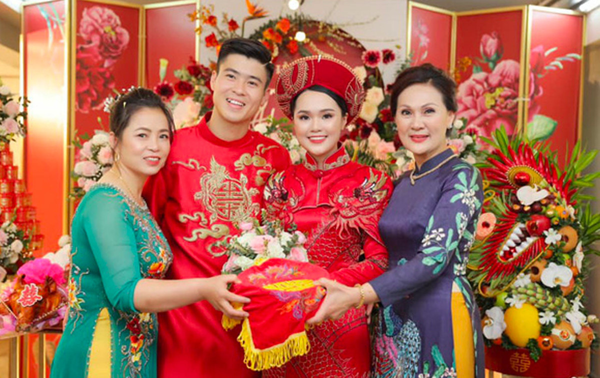 Sau hơn 3 năm yêu nhau, giữa tháng 1/2020 vừa qua, Duy Mạnh và Quỳnh Anh đã tổ chức lễ ăn hỏi tại Hà Nội. Thế nhưng ngày hôm đó, trang phục và phong cách trang điểm của cô dâu lại là chủ đề khiến cộng đồng mạng tranh cãi.