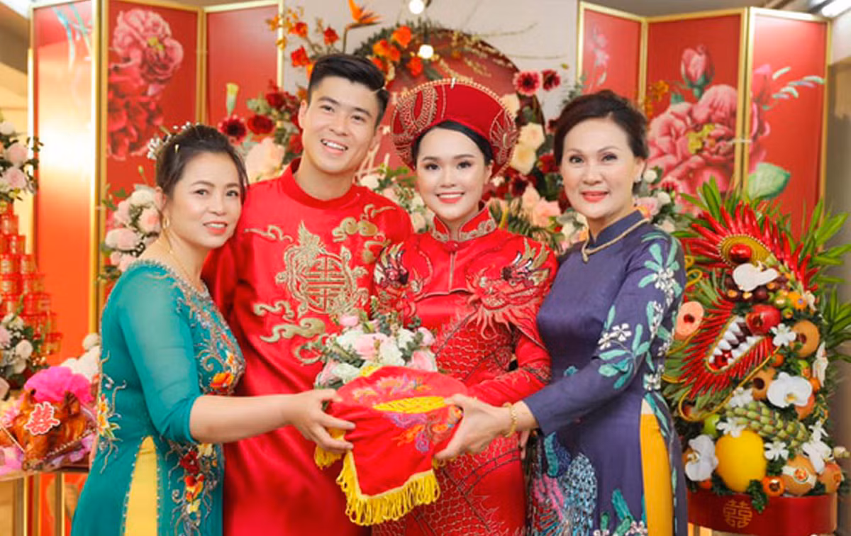 Sau hơn 3 năm yêu nhau, giữa tháng 1/2020 vừa qua, Duy Mạnh và Quỳnh Anh đã tổ chức lễ ăn hỏi tại Hà Nội. Thế nhưng ngày hôm đó, trang phục và phong cách trang điểm của cô dâu lại là chủ đề khiến cộng đồng mạng tranh cãi.