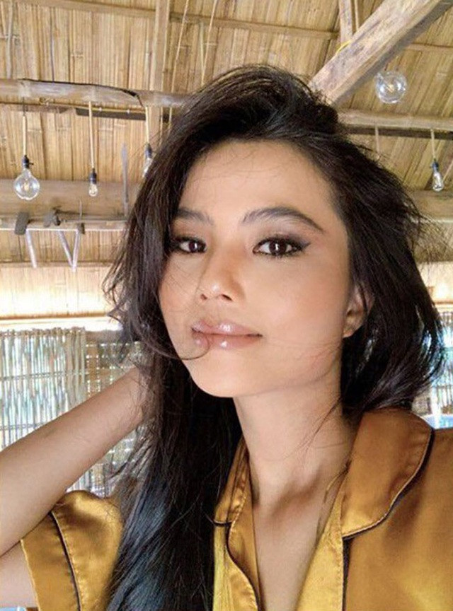 Dù không có chiều cao nổi trội như chị nhưng em gái hoa hậu H'Hen Niê lại sở hữu nhan sắc cực tây với hàng lông mày rậm, sống mũi thẳng và đôi mắt to, sâu thu hút.