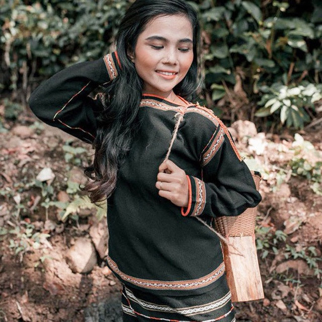 H'Min Niê là con thứ 4 trong gia đình và nhỏ hơn Hoa hậu H'Hen Niê 3 tuổi. Cô từng theo học trung cấp sư phạm mầm non và hiện tại đã lập gia đình, có một cô con gái 4 tuổi.