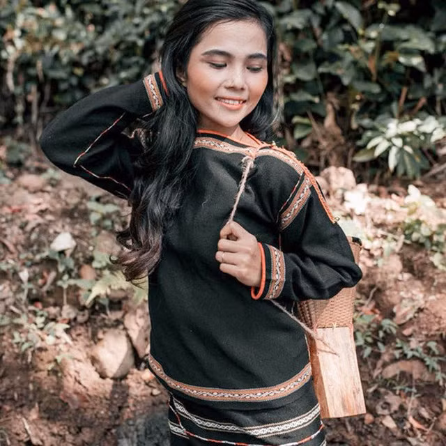 H'Min Niê là con thứ 4 trong gia đình và nhỏ hơn Hoa hậu H'Hen Niê 3 tuổi. Cô từng theo học trung cấp sư phạm mầm non và hiện tại đã lập gia đình, có một cô con gái 4 tuổi.