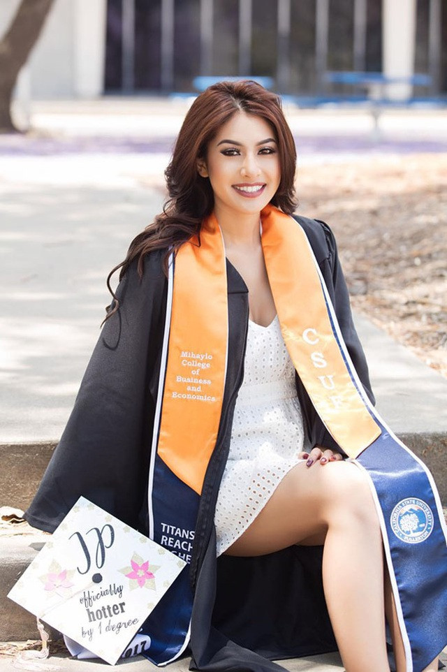 Em gái Jennifer có tên Jacqueline Phạm, 26 tuổi. Lớn lên tại Mỹ nên cô nàng ảnh hưởng lối trang điểm, phong cách ăn mặc của quốc gia này. Cô sở hữu đôi mắt to, miệng rộng đúng chuẩn cái đẹp Âu Mỹ, nước da rám nắng và thân hình gợi cảm.