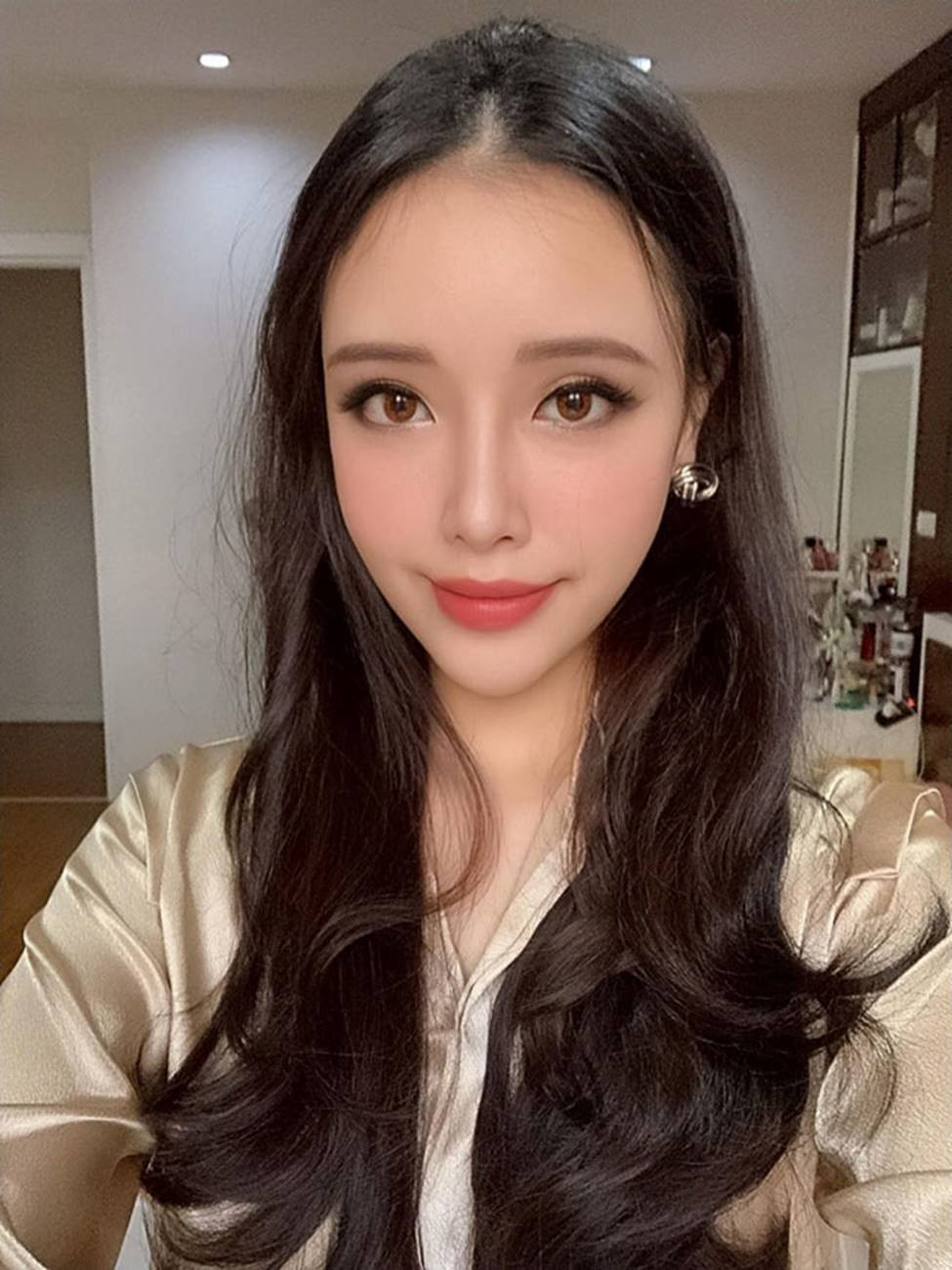 Em gái Mai Phương Thúy sở hữu khuôn mặt có nhiều nét giống chị như đôi mắt to, sống mũi cao thẳng và cằm V-line.