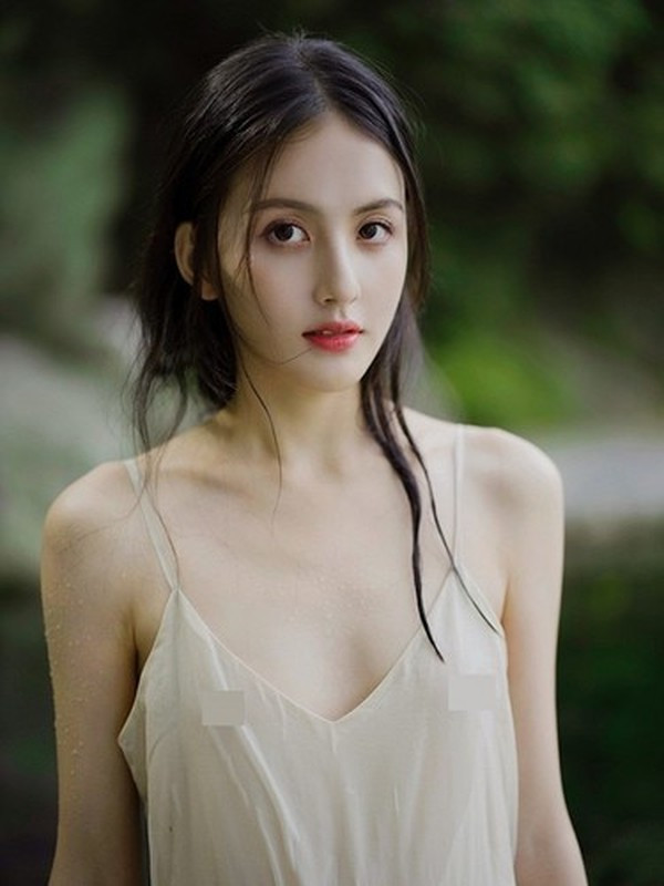 Ying Ning sở hữu gương mặt mang đậm nét liêu trai, quyến rũ cùng làn da trắng sứ, đôi môi đỏ mọng tầm xuân.