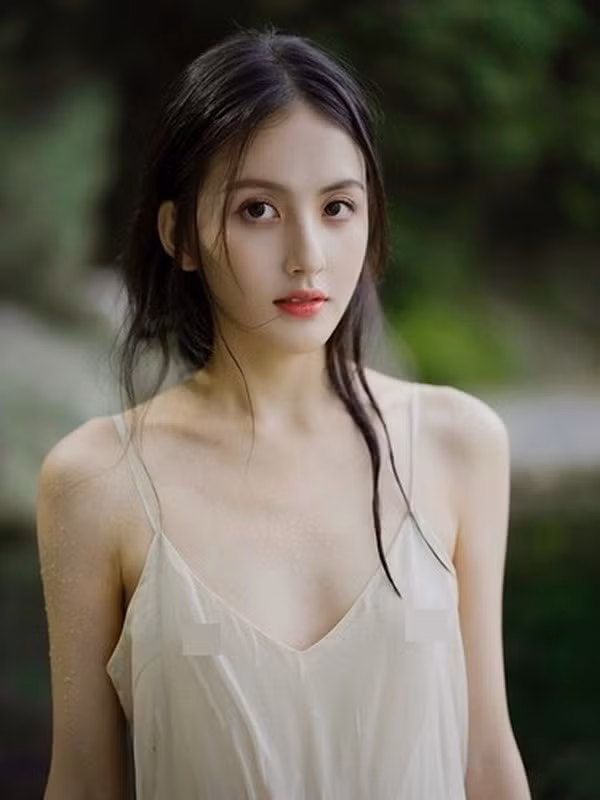 Ying Ning sở hữu gương mặt mang đậm nét liêu trai, quyến rũ cùng làn da trắng sứ, đôi môi đỏ mọng tầm xuân.