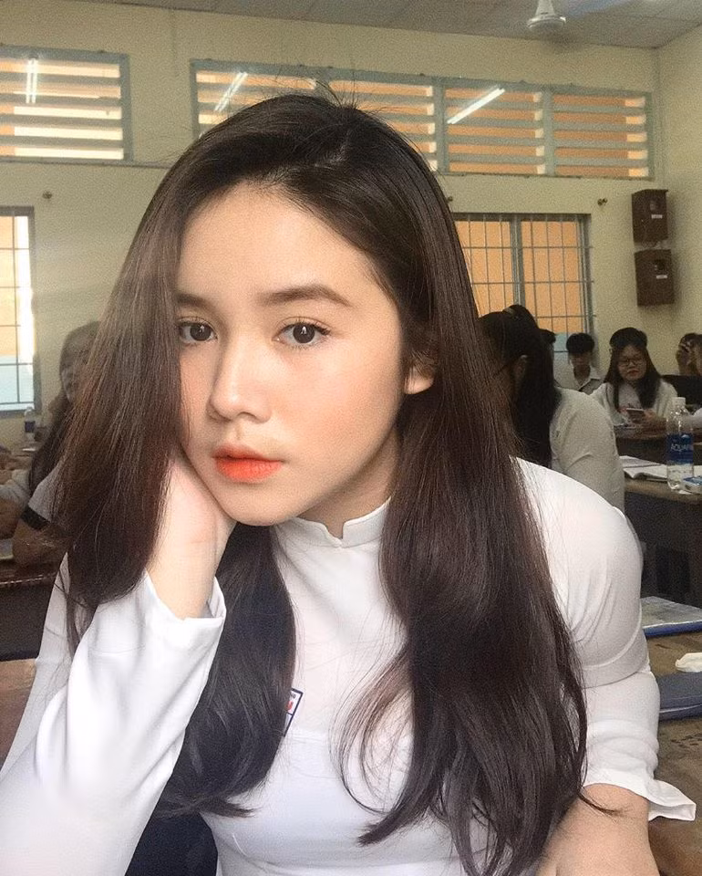 Trần Thị Vân Anh, nữ sinh 18 tuổi Sài Gòn là một gương mặt hot girl cực kỳ quen thuộc trên mạng xã hội với gần 35.000 lượt tài khoản đăng kí theo dõi.