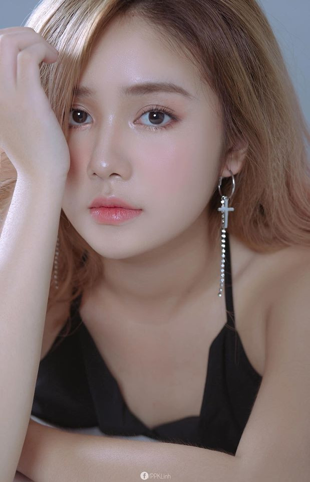 Với lợi thế ngoại hình, Vân Anh nhận được nhiều lời mời làm mẫu ảnh cho các thương hiệu thời trang, nhãn hàng tại Sài Gòn. Nữ sinh 18 tuổi cho biết việc nổi tiếng trên mạng xã hội khiến cô có những lợi thế nhất định trong công việc.