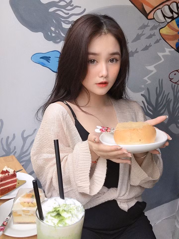 Dù nhiều năm là học sinh khá, giỏi nhưng nữ sinh sinh năm 2002 vẫn không giấu khỏi lo lắng khi kỳ thi quan trọng đang gần kề. Việc học được cô nàng ưu tiên hàng đầu.