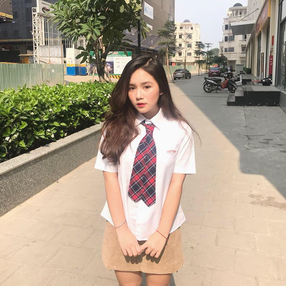 Thời gian biểu của Vân Anh khá kín, từ thứ 2 đến thứ 7 đều bận rộn với việc học tại trường. Cuối tuần rảnh rỗi cô nàng tập guitar, làm mẫu ảnh, học nhảy sexy dance.