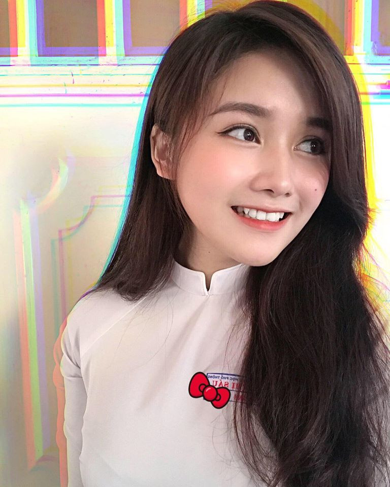 Hiện, Vân Anh đang theo học tại trường THPT Võ Thị Sáu. Trong tương lai, cô nàng muốn theo học ngành Quản trị kinh doanh nhà hàng khách sạn.