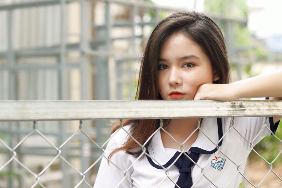 Nói về bản thân, Vân Anh tự nhận là người nói nhiều, tính cách khá "lầy". Thế nhưng với người lạ, cô nàng lại khá kiệm lời, cẩn thận trong phát ngôn.