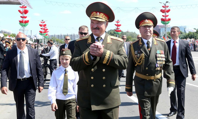 BBC từng lý giải việc Tổng thống Belarus Alexander Lukashenko thường xuyên dẫn theo con trai út đi công cán cho thấy ông rất tự hào về cậu bé. Ông cũng muốn Nikolai trở thành người theo nghiệp của mình trong tương lai. Trong một cuộc phỏng vấn vào năm 2008, Alexander Lukashenko tiết lộ con trai út thích cùng ông đi khắp nơi. Ảnh: AFP.