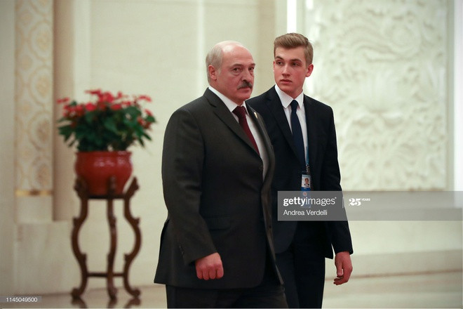 Nhiều năm qua, người dân đã quen với hình ảnh cậu bé Nikolai Lukashenko đáng yêu, bầu bĩnh xuất hiện bên ông bố quyền lực. Bởi vậy, vào năm ngoái, khoảnh khắc chàng thiếu niên cao ráo, trưởng thành được phóng viên Reuters ghi lại trong chuyến thăm chính thức của Tổng thống Belarus tới Trung Quốc nhanh chóng “gây bão mạng”. Theo Daily Storm, nhiều dân mạng còn gọi Nikolai là “Hoàng tử William của Belarus”. Ảnh: Reuters/Getty.
