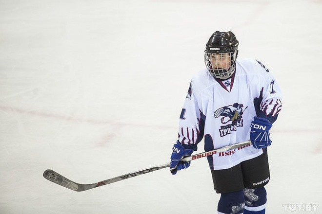 Giống như bố, Nikolai yêu thích môn khúc côn cầu và từng được khen tài năng khi chơi cho đội trẻ của thủ đô Minsk. Tổng thống Lukashenko thể hiện sự ưu ái với quý tử khi nhiều lần đích thân tới sân cổ vũ cậu thi đấu. Ngoài khúc côn cầu, chàng trai 15 tuổi cũng thích trượt tuyết và biathlon (gồm 2 môn trượt tuyết băng đồng và bắn súng). Ảnh: TUT.BY.