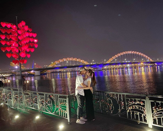 Sau khi công khai mối quan hệ, bạn trai cũ Yến Xuân không ngần ngại chia sẻ hình ành cặp đôi hôn môi tình tứ tại Đà Nẵng. Có vẻ cặp đôi đã có một thời gian khá dài tìm hiểu nhau trước khi hẹn hò.