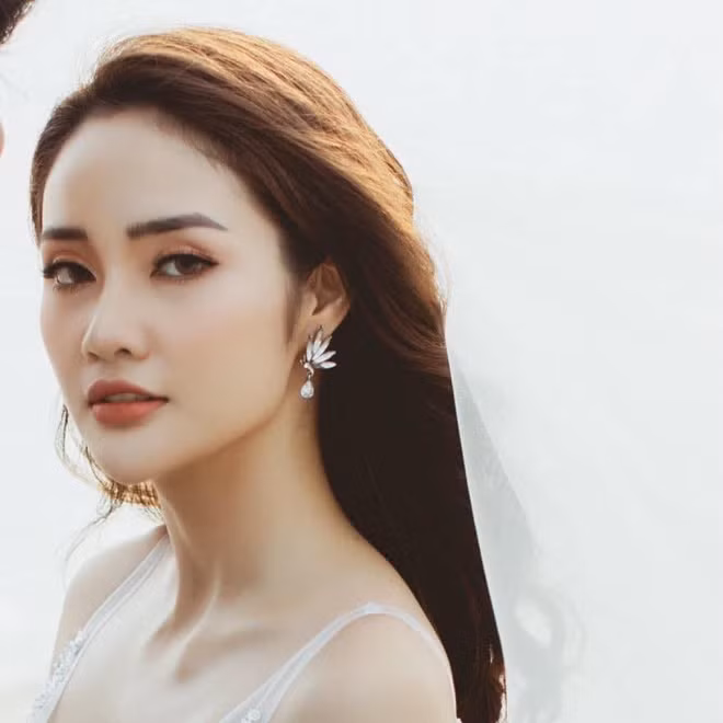 Không chỉ sở hữu khuôn mặt cực phẩm, Lan Anh còn có body nóng bỏng với ba vòng chuẩn chỉ. Cô không ngần ngại diện những trang phục bó sát để khoe đường cong cơ thể.