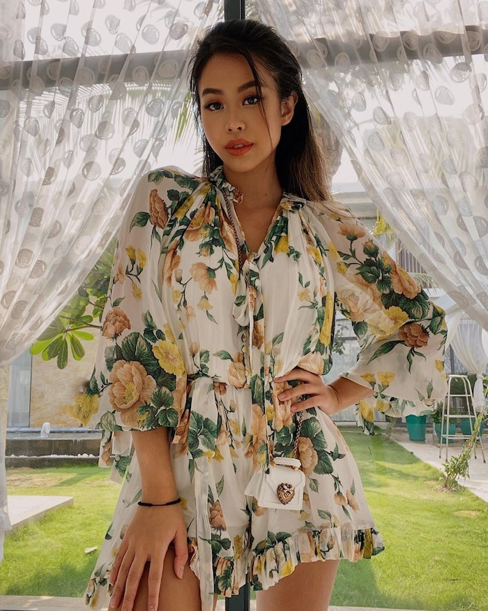 Trong thời gian cách ly, Tiên Nguyễn thường xuyên cập nhật hình ảnh xinh đẹp, diện đồ hiệu khiến dân mạng "lác mắt".