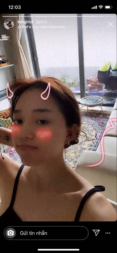 Linh Ngọc Đàm cũng đăng ảnh chụp selfie tại nhà chứng minh bản thân không hề bị bắt.